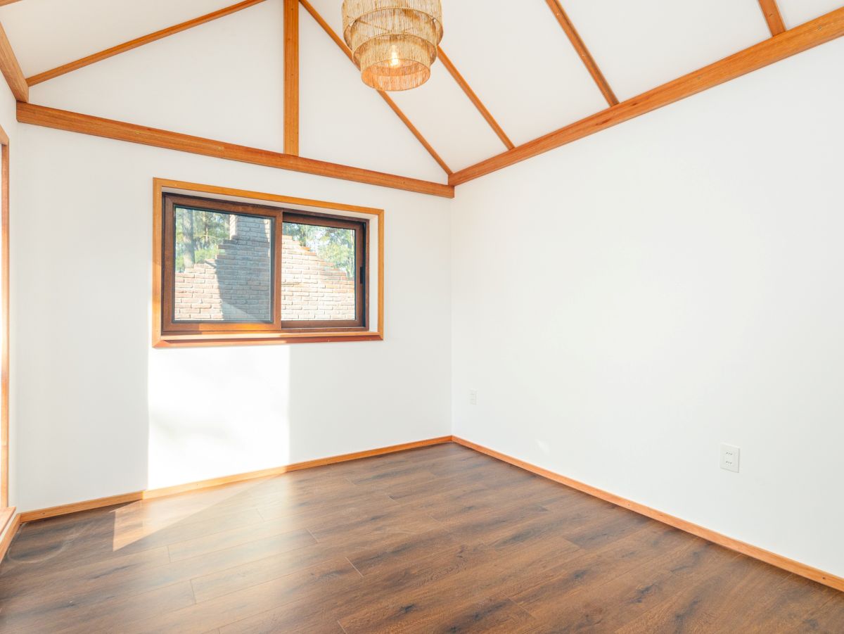 Innenraum eines ökologischen Holzhauses mit Dreiecksfenstern