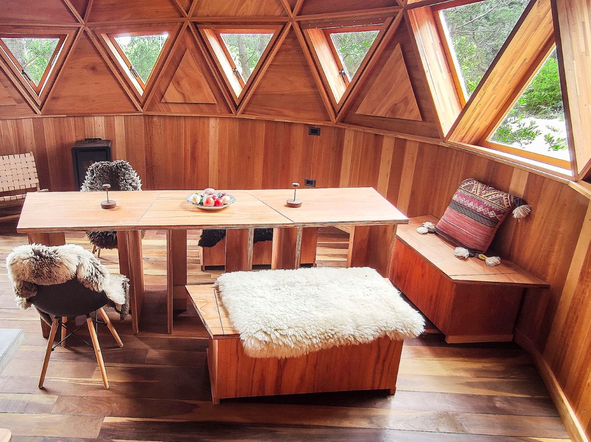 Wohnbereich in einem geodätischen Kuppelhaus aus Holz