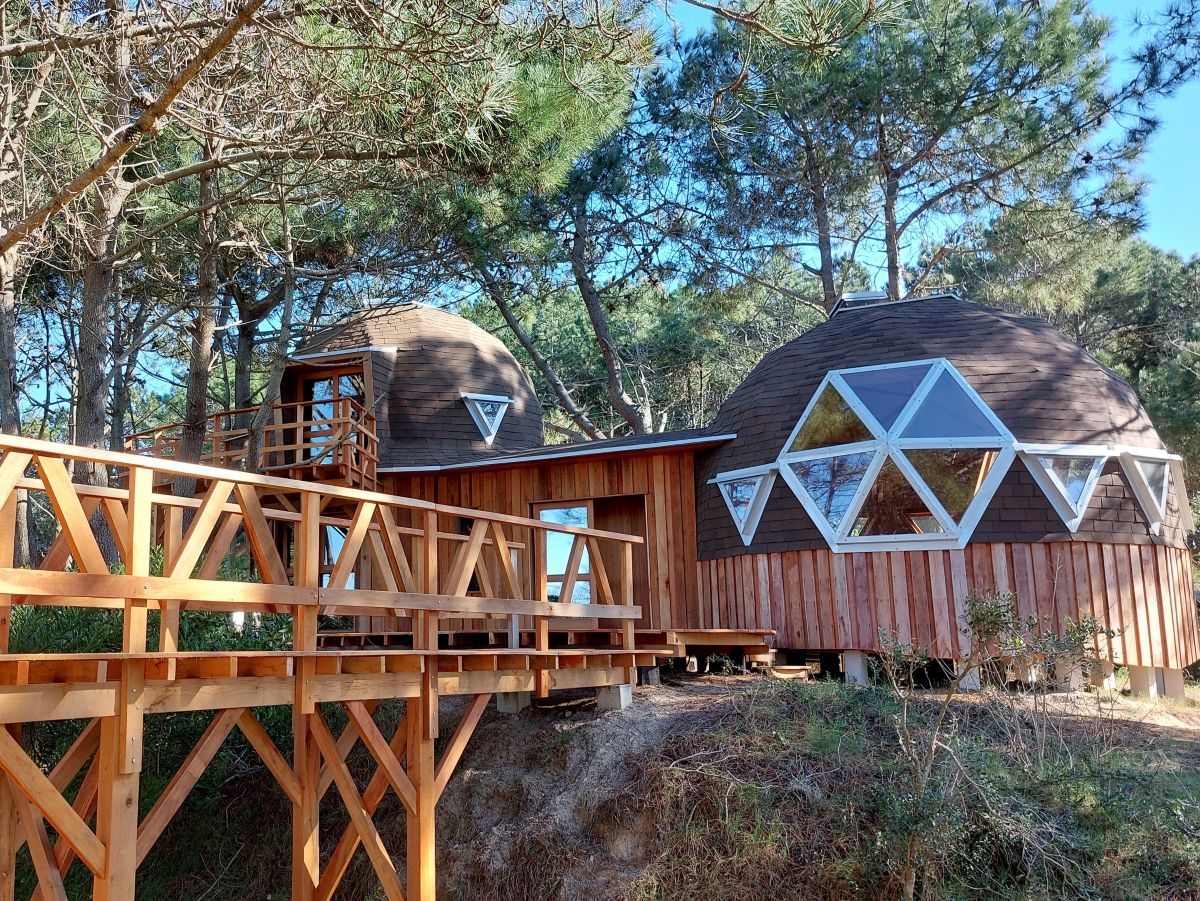 Geodätisches Kuppelhaus aus Holz inmitten von Bäumen in Uruguay