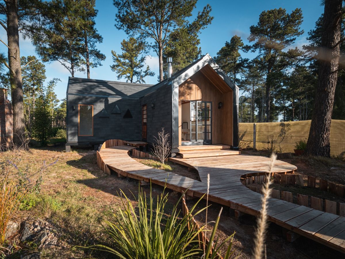 Holzhaus mit Terrasse in natürlicher Umgebung in Uruguay
