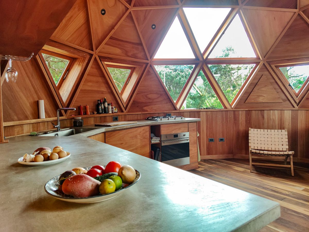 Küche und Essbereich in einem geodätischen Holzhaus