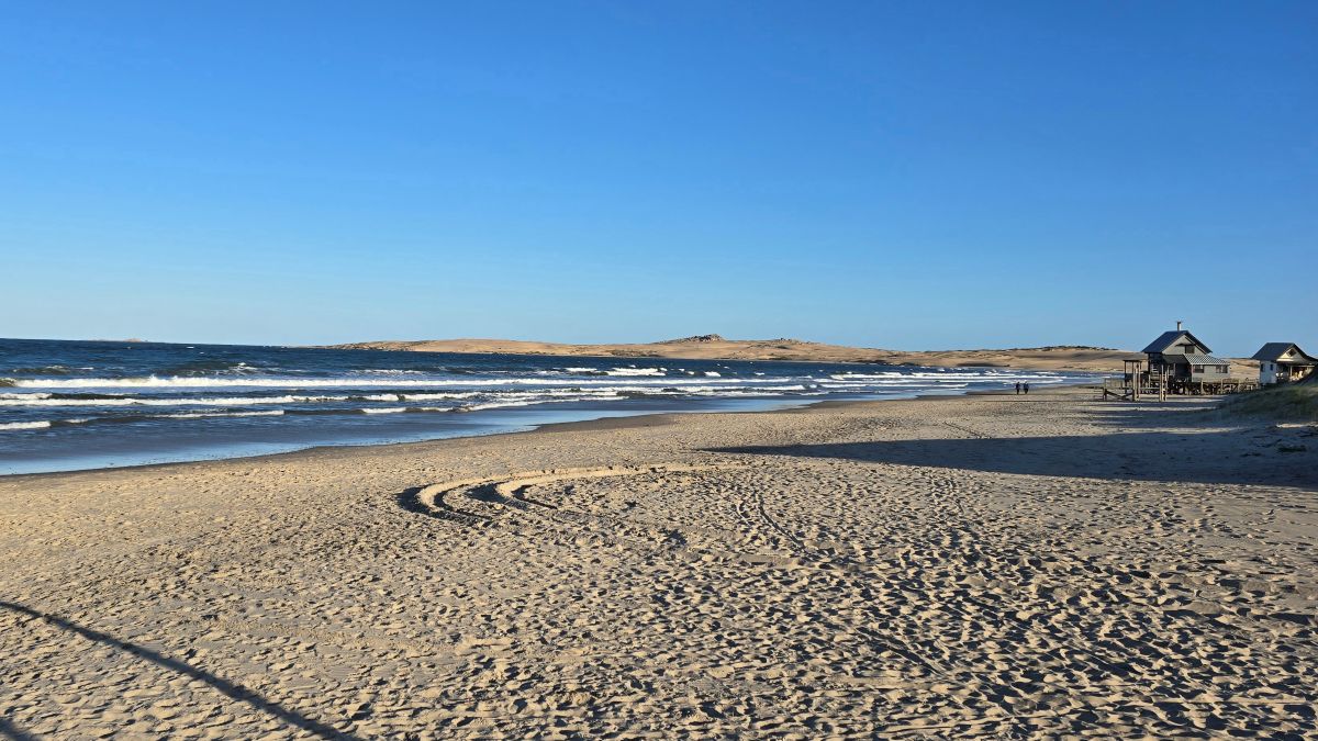 Küstenlandschaft in Uruguay mit Meer, Himmel und natürlicher Vegetation