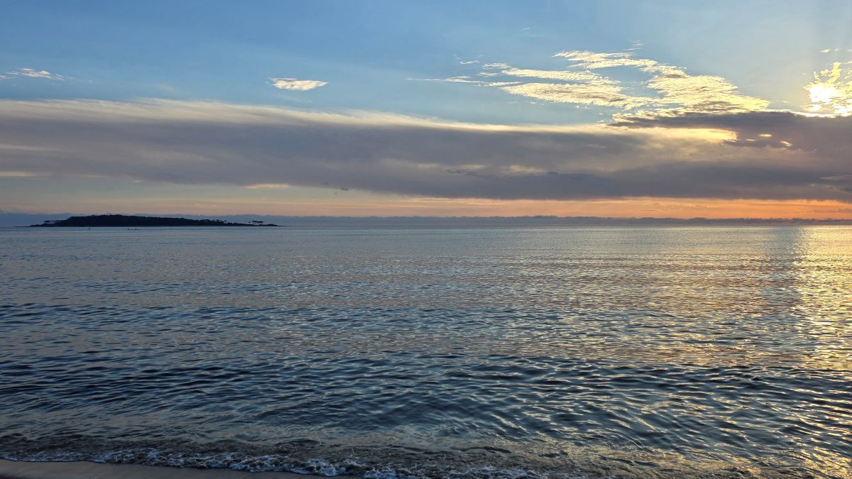 Weitblick über das Meer in Uruguay mit ruhigem Horizont