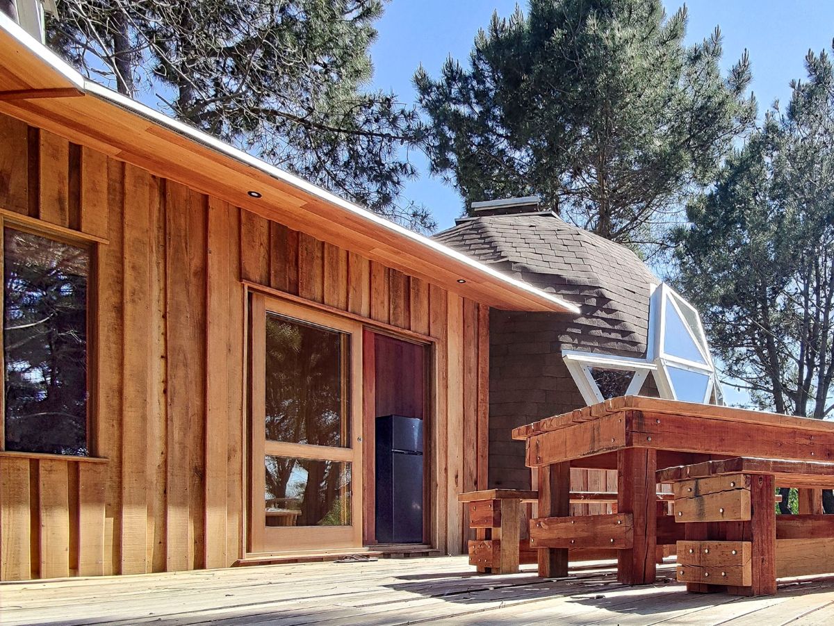 Außenansicht eines ökologischen Holzhauses in Uruguay