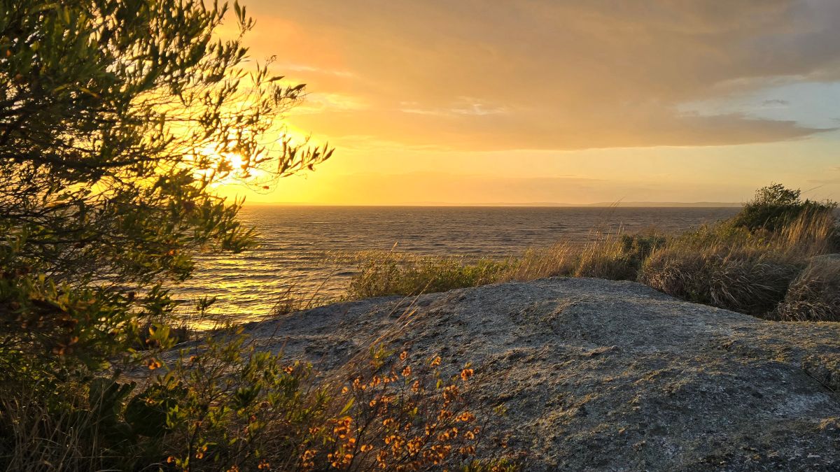 Sonnenuntergang an der Lagune in Uruguay mit warmem Licht
